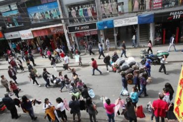 ¡SE ARMÓ LA SAMPABLERA! Pelea entre buhoneros peruanos y venezolanos fue dispersada con disparos al aire en Perú