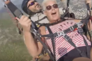 ¡SUSTO! El momento exacto en que falla el parapente de una turista en Turquía y cae al mar (+Video)