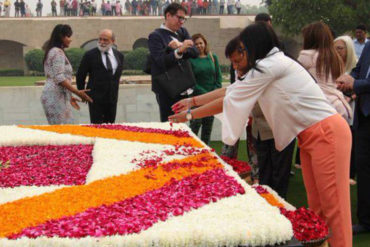 ¡VEA! La foto de Delcy Eloína en una de “paz y amor” colocándole una ofrenda floral a Gandhi en la India