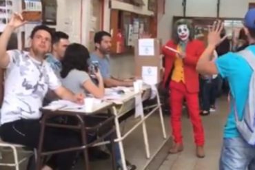 ¡INSÓLITO! Argentino se robó las miradas cuando acudió a votar en las elecciones presidenciales vestido de Guasón (+Video)