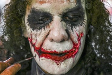 ¡ADMIRABLE! La historia del “Joker venezolano” que huyó de la inseguridad y camina disfrazado del emblemático payaso en Colombia (+Fotos)