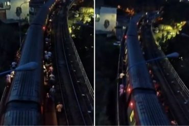 ¡CUÁNTA DESIDIA! Usuarios del Metro de Caracas desalojaron a oscuras un tren accidentado en Caño Amarillo (+Videos)