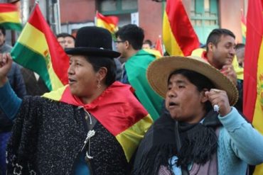 ¡REPRESORES! Policías y grupos afectos a Evo Morales atacaron protesta contra el fraude electoral (+Videos)