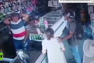 ¡SIN PALABRAS! Un ladrón armado se rehúsa a robar el dinero de una anciana y la besa en la frente (+Video)