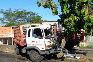 ¡ENTÉRESE! Un camión de gas se accidentó en Tucupita y los vecinos saquearon las bombonas (+Fotos)