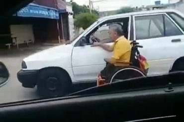 ¿CÓMICO O PELIGROSO? Un carro “remolcó” a un señor con discapacidad y en silla de ruedas en Maracaibo (+Video insólito)