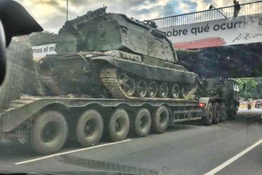 ¡TREMENDA COLA! Tanqueta del Ejército se quedó atascada bajo el distribuidor El Nogal en Valencia (+Fotos)