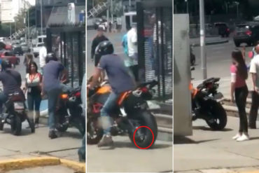 ¡VEA! El momento en que intentaron robar una moto en Plaza Venezuela a plena luz del día (+Video)