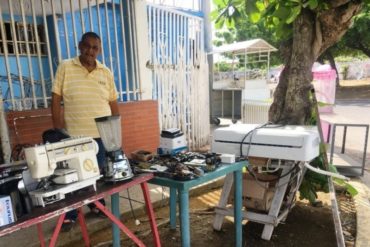 ¡A LO QUE HEMOS LLEGADO! “Tengo el estómago vacío”: venezolanos venden sus pertenencias frente a sus casas para poder comer (+Video)