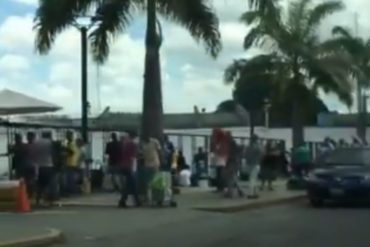 ¡INACEPTABLE! Caraqueños hacen colas en un restaurante para surtirse de agua ante la escasez del servicio (+Video)