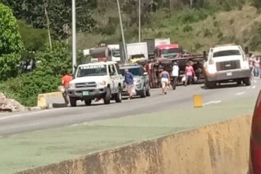 ¡ATENCIÓN! Camión con bolsas de comida se volcó en la autopista Gran Mariscal de Ayacucho este #3Oct (+Fotos)