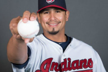 ¡HISTÓRICO! El lanzador venezolano Carlos Carrasco fue galardonado con el premio «Roberto Clemente» (es el primer criollo que lo logra)