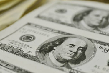 ¡MAL AUGURIO! Economista alerta que el precio del dólar seguirá en aumento “a medida que empeoren las medidas económicas”