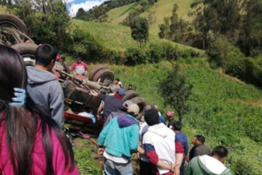 ¡ENTÉRESE! Más de 20 venezolanos resultaron heridos tras un accidente de tránsito en Ecuador (+Video)