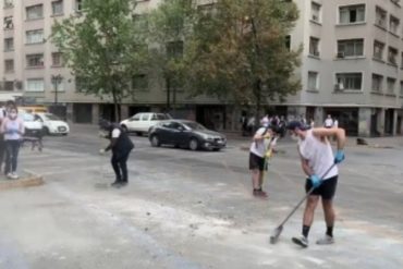 ¡ADMIRABLE! Cientos de voluntarios limpian y recogen escombros tras violentas protestas en Chile (+Video)