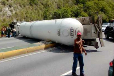 ¡UN CAOS! Vuelco de gandola de Pdvsa Gas causó caos en la autopista Caracas-La Guaira (+Video)