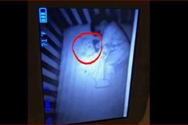¡QUÉ LOCURA! Descubrió algo “paranormal” en la cuna de su bebé y terminó siendo algo muy inesperado (+Foto)