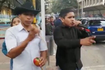 ¡MÍRELOS! Estos venezolanos cantan en las calles de Bogotá para poder sobrevivir: caminaron 14 días para llegar a Colombia (+Video)