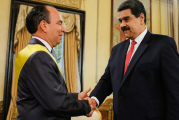 ¡ASÍ DE INSÓLITO! Maduro entregó orden Francisco de Miranda y una réplica del sable de Bolívar al embajador de Cuba