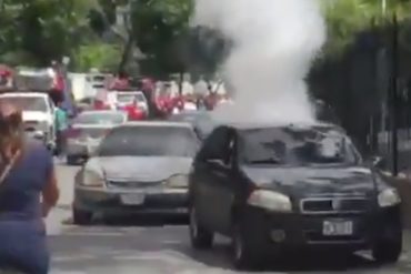 ¡LO ÚLTIMO! Seguidores del régimen de Nicolás Maduro detonaron fuegos artificiales contra vehículos en la avenida Sanz de La California (+Video)