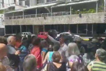 ¡MOLESTOS! Jubilados y pensionados protestan frente al seguro para exigir mejores salarios: PNB y GNB les impide el paso