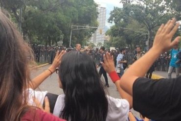 ¡VEA! Estudiantes de la UCV protestaron en defensa de la autonomía universitaria: La PNB armó piquetes antimotines en el lugar (+Video y fotos)