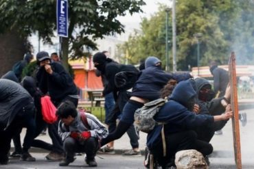 ¡TERRIBLE! “La revolución comunista es imparable”: Lo que dicen los panfletos que lanzan en las calles de Santiago de Chile