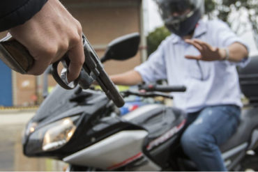 ¡ENTÉRESE! Peruanos ayudan a venezolano y frustran el robo de su motocicleta en pleno centro de Lima