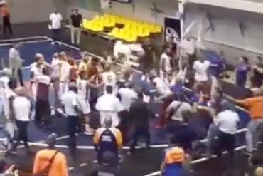 ¡QUÉ LOCURA! La tángana que se armó entre los fanáticos de los Diablos de Miranda y Broncos de Caracas durante encuentro de baloncesto (+Video)