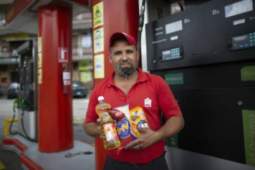 ¡SÉPALO! Cada vez más venezolanos recurren al trueque para obtener gasolina: Pagan con cigarros, aceite y paquetes de arroz