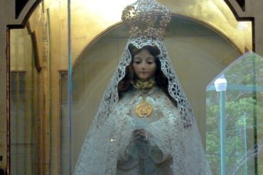 ¡VER PARA CREER! Aseguran que la imagen de la Virgen del Valle apareció en ventana de una residencia en Puerto la Cruz (+Foto)