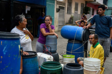 ¡INDIGNANTE! Al menos 88 % de los venezolanos almacena agua en sus casas