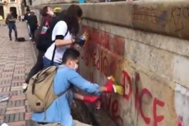 ¡GRAN GESTO! Estudiantes colombianos limpiaron los destrozos que dejaron las protestas (+Videos)