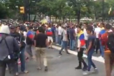 ¡INSISTEN! Un grupo de manifestantes continúa protestando en Altamira y exige a la oposición “calle sin retorno” (+Video)