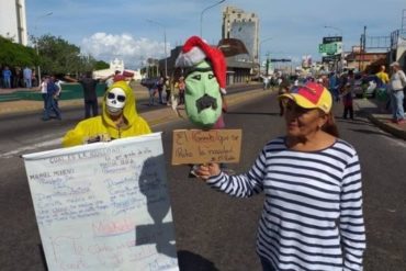 ¡NO SE LO PIERDA! “El ‘grinch’ que se robó la Navidad”: el muñeco de Maduro, verde y bigotudo, que apareció en una protesta en Maracaibo este #16Nov