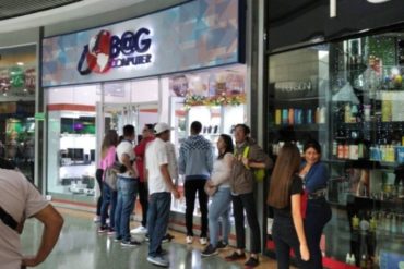 ¡QUÉ LOCURA! Venezolanos madrugaron haciendo cola para entrar al Sambil Caracas por ofertas del “Black Friday”(+Fotos +Videos)