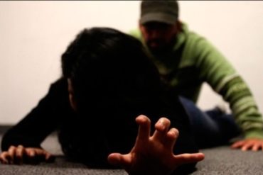 ¡SEPA! Dos hombres abusaron sexualmente de joven de 18 años durante supuesta “sesión espiritista”