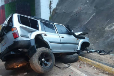 ¡TERRIBLE! Un hombre resultó herido en aparatoso accidente vial en la Cota mil (+Fotos)