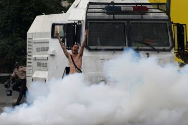 ¡ASÍ LO DIJO! El joven que protestó desnudo en tanqueta de la GNB: Las negociaciones y diálogos hicieron que la mayoría perdiera la fe en esta supuesta dirigencia