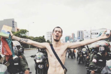 ¡SIN TITUBEOS! El joven que protestó desnudo en tanqueta de la GNB: Muy mal que el señor Guaidó no tenga el valor en solicitar ayuda militar