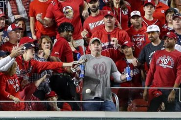 ¡ASÍ SÍ! Aficionado que prefirió que una pelota de béisbol lo golpeara a dejar caer su bebida recibirá cervezas gratis de por vida (+Video)