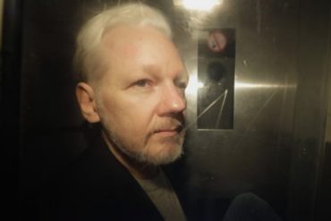 ¡GRAN DESCARO! VTV se preocupa por las condiciones de Julian Assange en la cárcel mientras ignora torturas y maltratos a presos políticos en Venezuela
