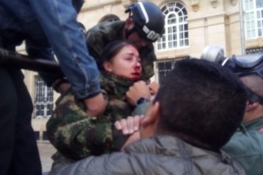 ¡VEA! Una mujer militar resultó herida en la cara durante las protestas de Colombia (+Video sensible)