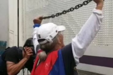 ¡CONTRA LOS REPRESORES! «Venezuela somos todos»: el dramático grito de esta abuela a funcionarios de la GNB que impedían paso en protesta este #21Nov (+Videos)