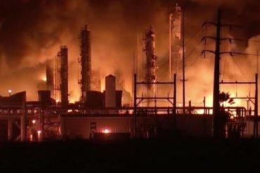 ¡IMPRESIONANTE! Explosión en planta petroquímica de Texas obliga a evacuar sus alrededores (+Video)