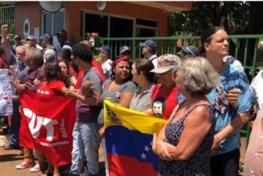 ¡CRECE LA TENSIÓN! Manifestantes entonan su versión de «Bella Ciao» desde la embajada de Venezuela en Brasilia (+Video)