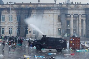 ¡VÉALO! Tensión en Colombia: Manifestantes intentaron entrar al Congreso y atacaron con piedras a la policía (+Video)