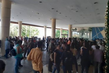 ¡TIENE QUE VERLO! La multitud que invadió el Sambil Barquisimeto para aprovechar las “ofertas” en el “Black Friday” este #29Nov (+Videos increíbles)