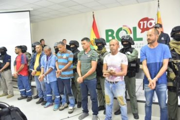 ¡MÍRELOS! Presentaron a los nueve venezolanos con uniformes de la PNB detenidos en Bolivia por promover violencia en protestas (+Fotos)