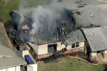 ¡TERRIBLE! Una avioneta se estrelló contra una casa en California (+Video)